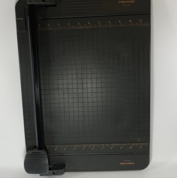 FISKARS Desktop Cutting Board Paper Rotary Cutter 12" TableTop w Scoring Blade - Picture 2 of 4